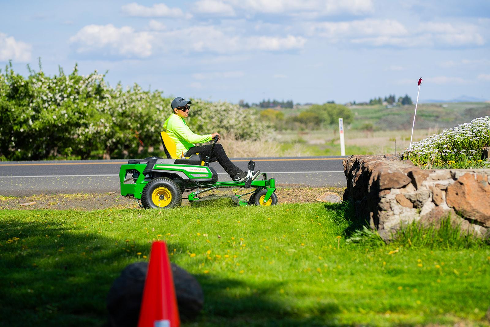 Mini golf and putting green service